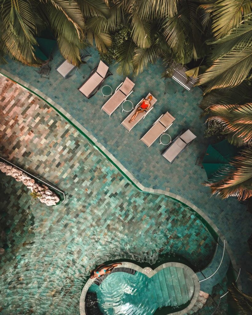 Hospedaje + Paradise Hot Springs + Almuerzo o Cena